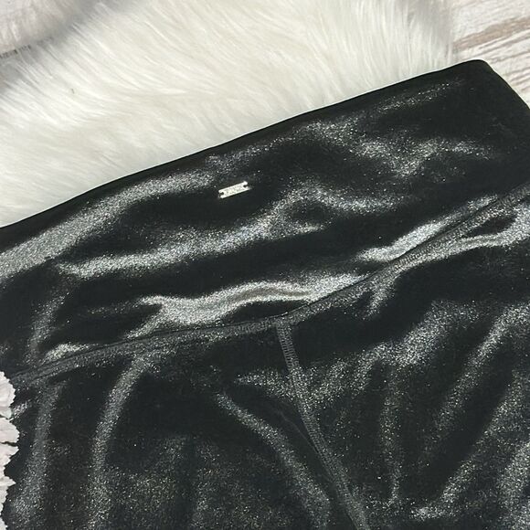 PINK
ULTIMATE BLACK SHINE HIGH-WAIST LEGGINGS - Picture 10 of 11